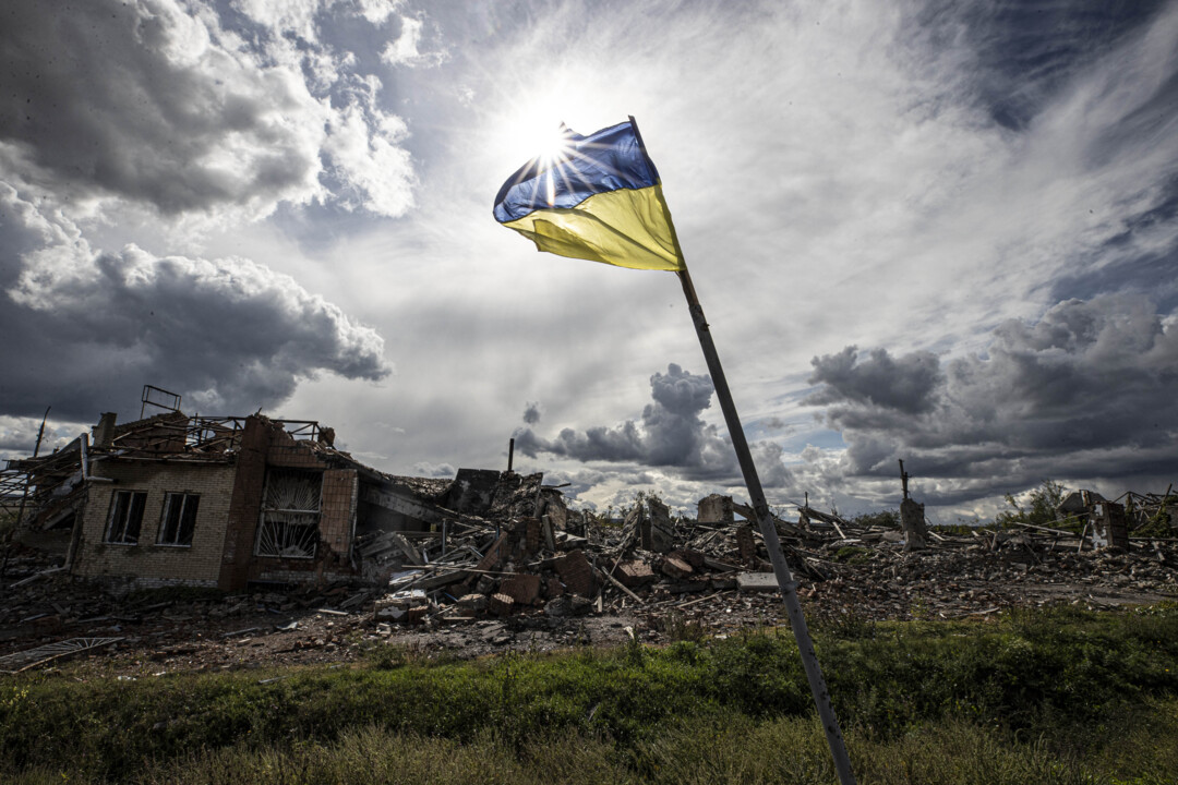 Vojna v Ukrajini po dveh letih daleč od glavnih skrbi državljanov. V pripisovanju odgovornosti za vojno brez večjih sprememb, z izjemo vloge Evropske unije